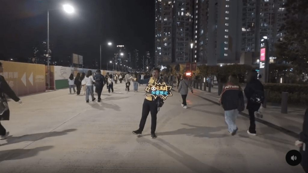 近日，有網民在啟德站目睹這位港鐵Rapper，繼續Rap式傳統，介紹資訊。Threads 截圖