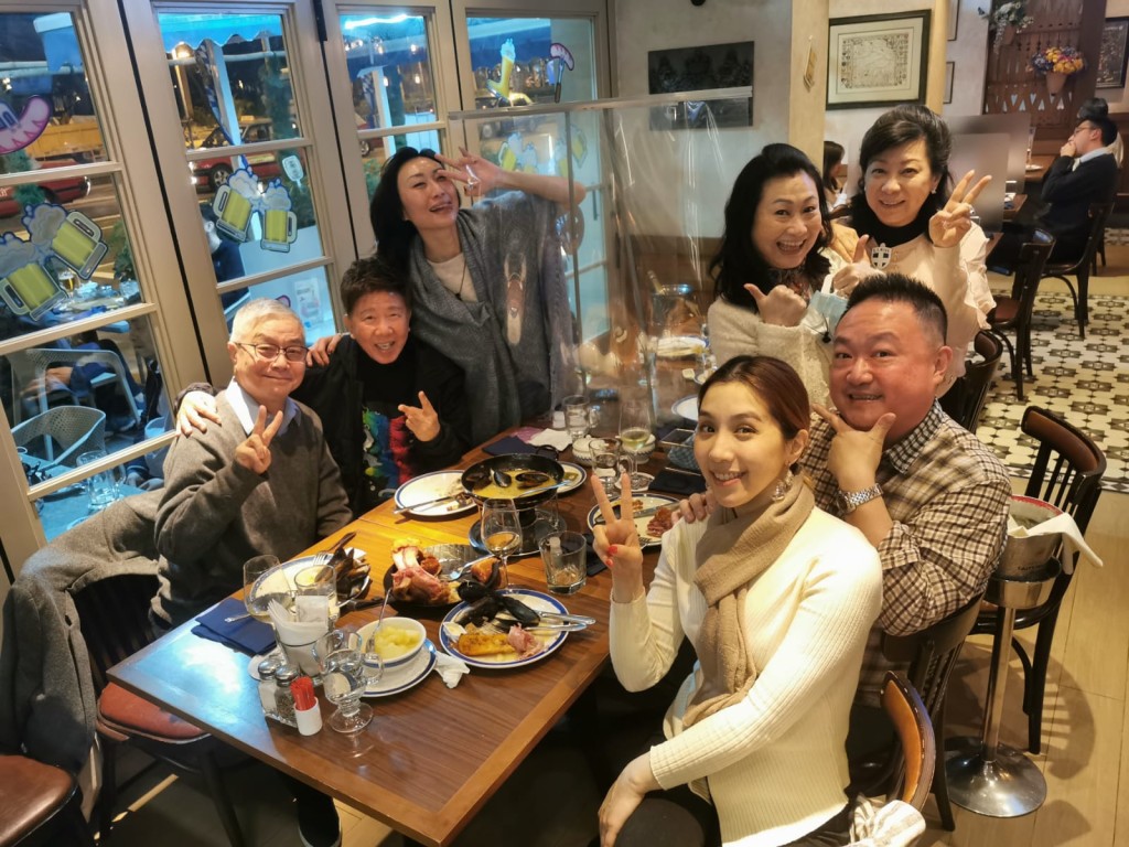 演出后,尹光夫妇与高润鸿谢晓莹夫妇、阮兆辉等欢聚庆功。