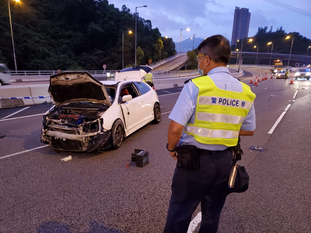 跑車頭尾泵把飛脫，大量零件散落路中。