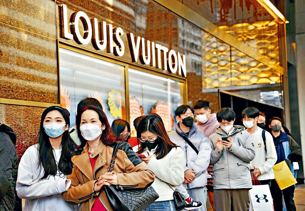 尖沙嘴廣東道名店人龍再現。