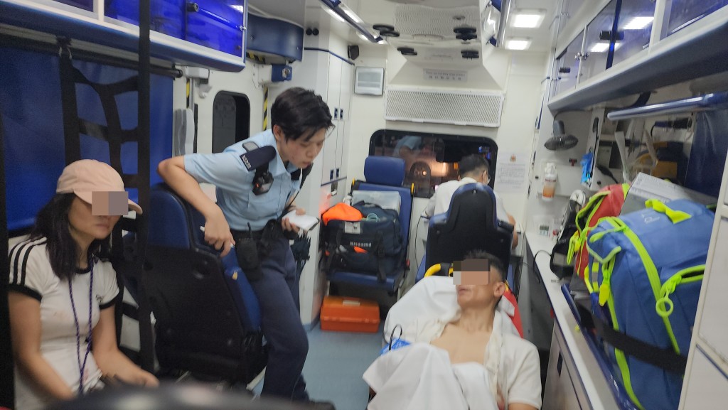 其中一名男子由妻子陪同下送院治理。黎志偉攝