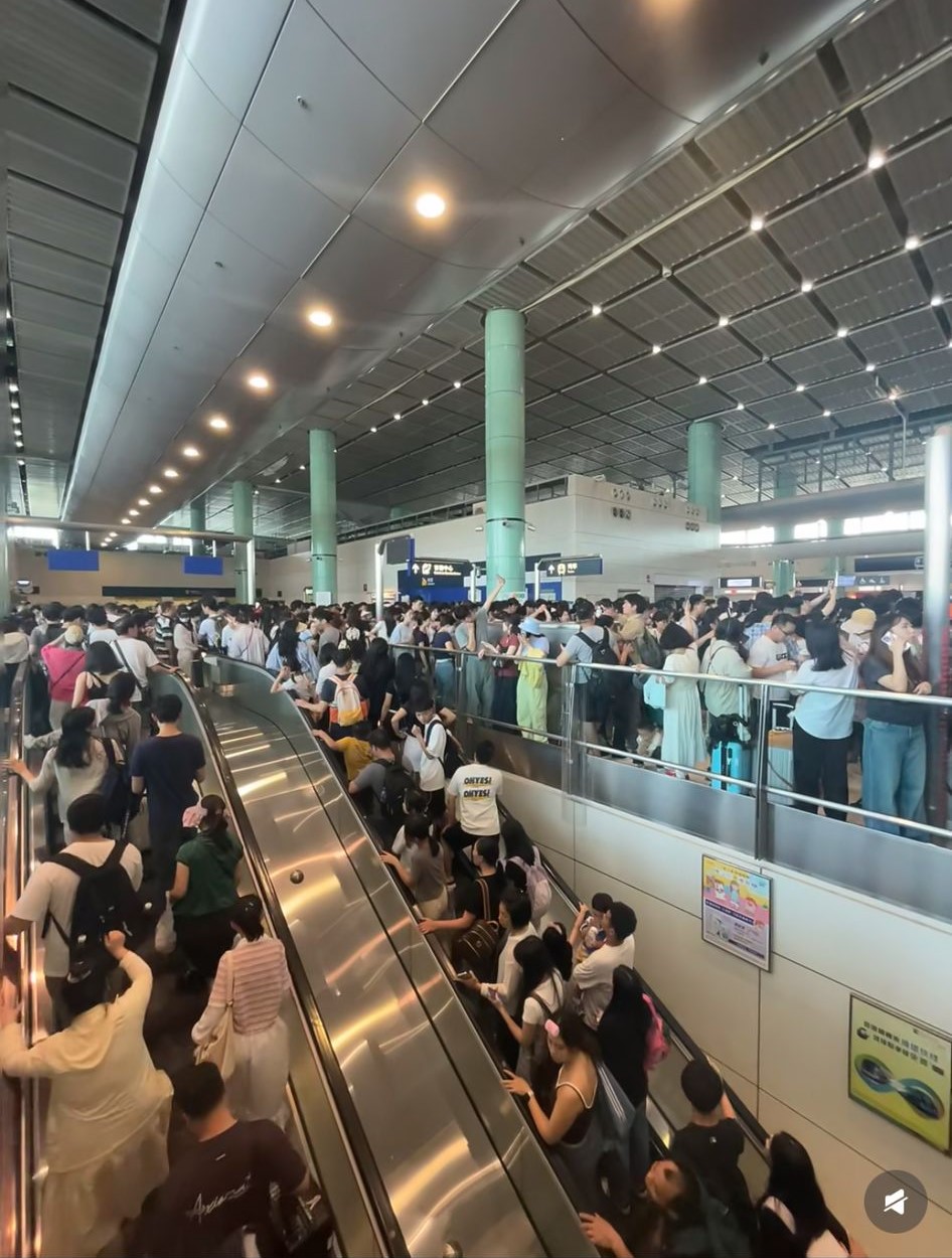 福田口岸入境香港方向擠滿旅客。小紅書擷圖 福田口岸入境香港方向擠滿旅客。小紅書擷圖
