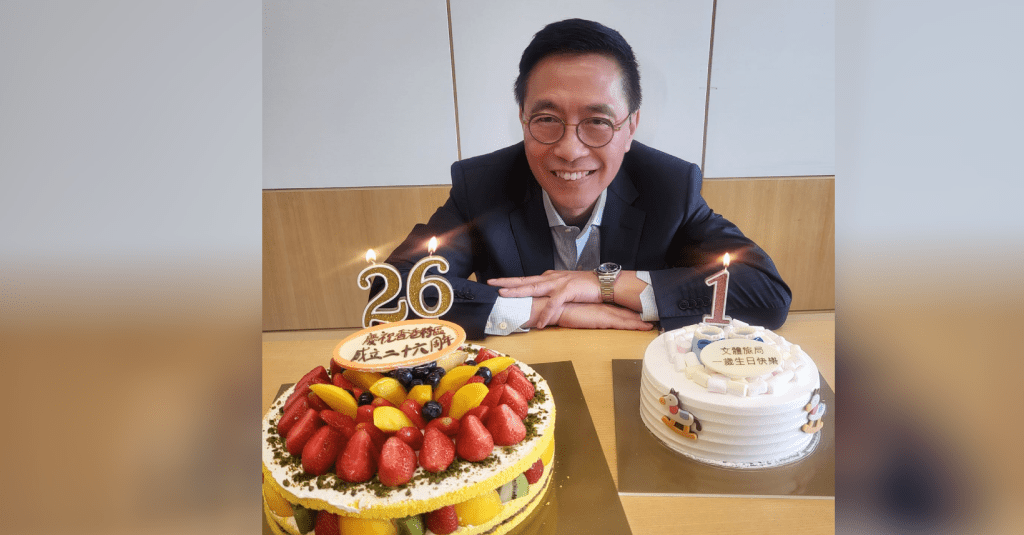 楊潤雄切蛋糕慶祝香港回歸祖國26周以及文體旅局成立一周年。文體旅局FB圖片