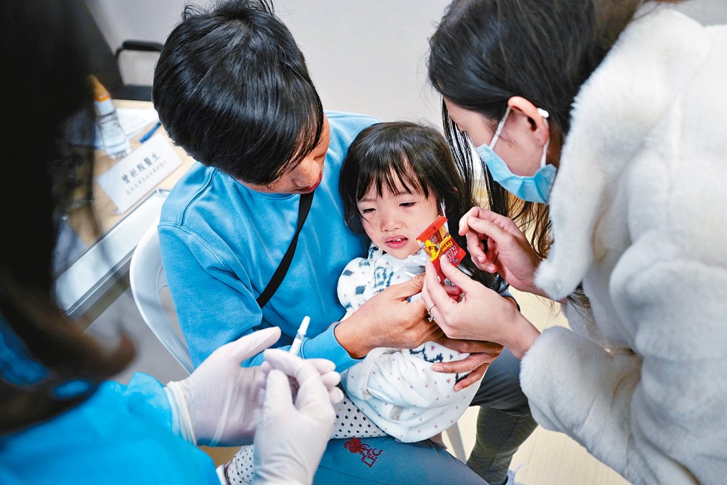 衞生署表示，兒童必須按「香港兒童免疫接種計劃」建議時間表適時完成接種所有劑次，才能確保有足夠免疫保護。