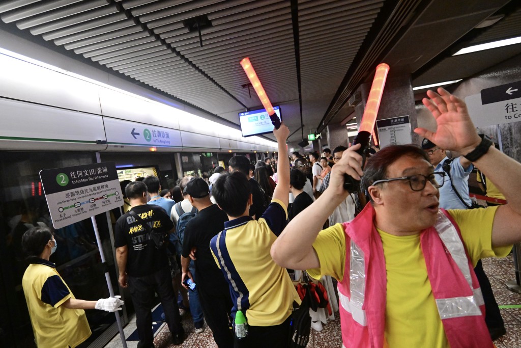 職員在太子站月台維特秩序。陳極彰攝