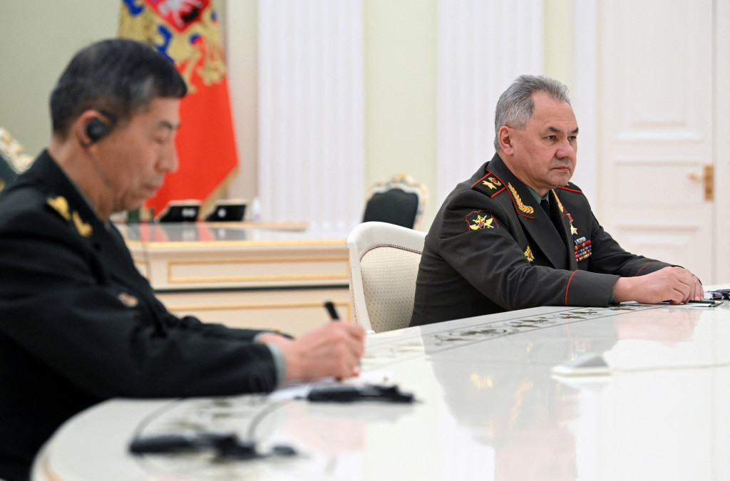 与会的还有俄罗斯国防部长绍伊古。路透社