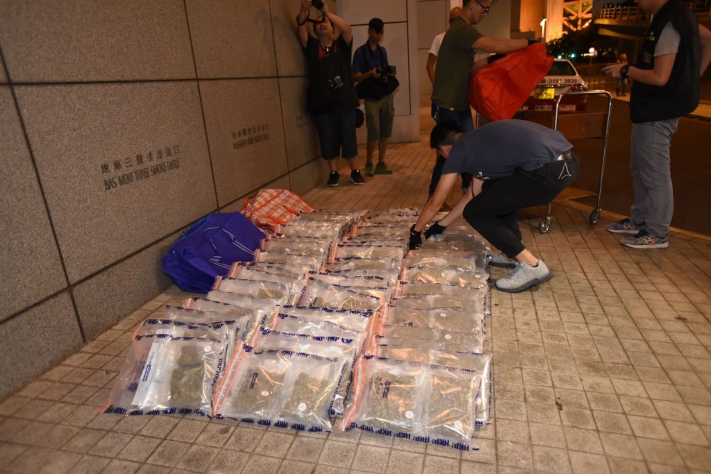 警方檢獲大批毒品。尹敬堂攝