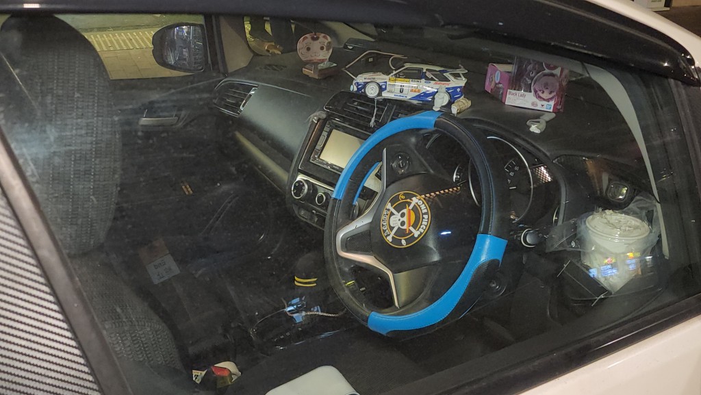 警員在車上搜出少量懷疑毒品。黎志偉攝 警員在車上搜出少量懷疑毒品。黎志偉攝