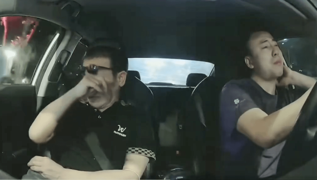 成都暖心司機聽到盲客艱難經歷之後共情落淚。