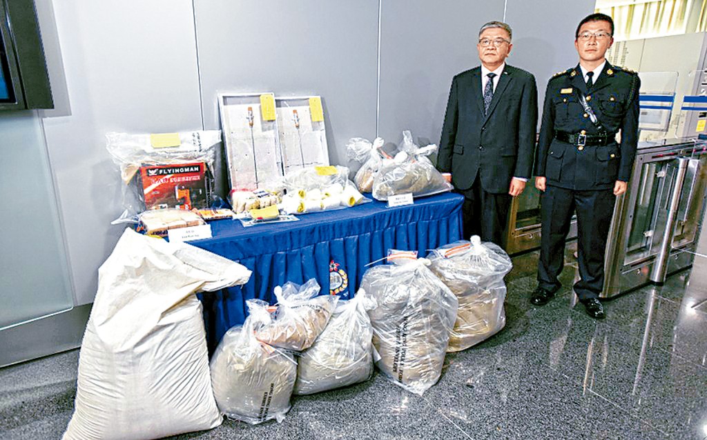 警方毒品調查科署理總警司陳江明及海關港口及海域科貨物資料研究組指揮官王紀翔交代案情。