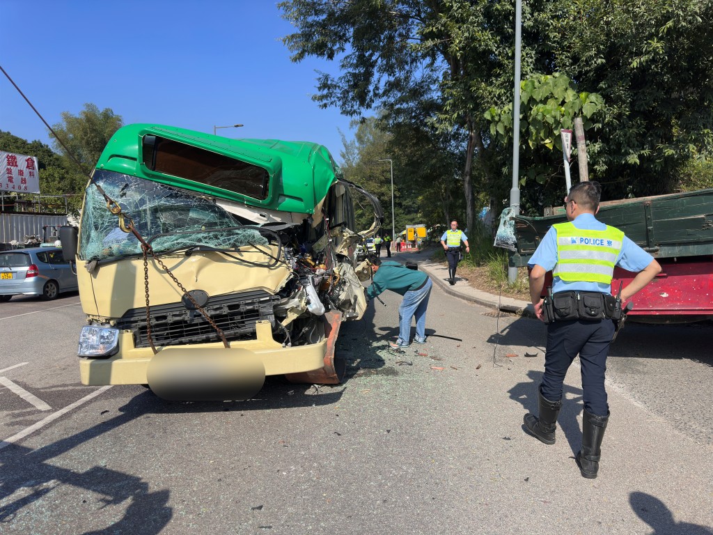 小巴左車頭嚴重損毀。梁國峰攝