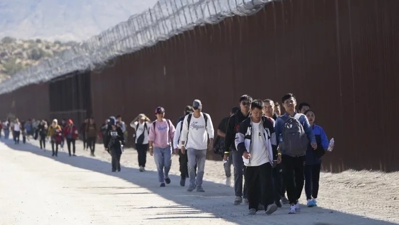 美國近期在美墨邊境抓獲不少疑來自中國非法入境者。　美聯社