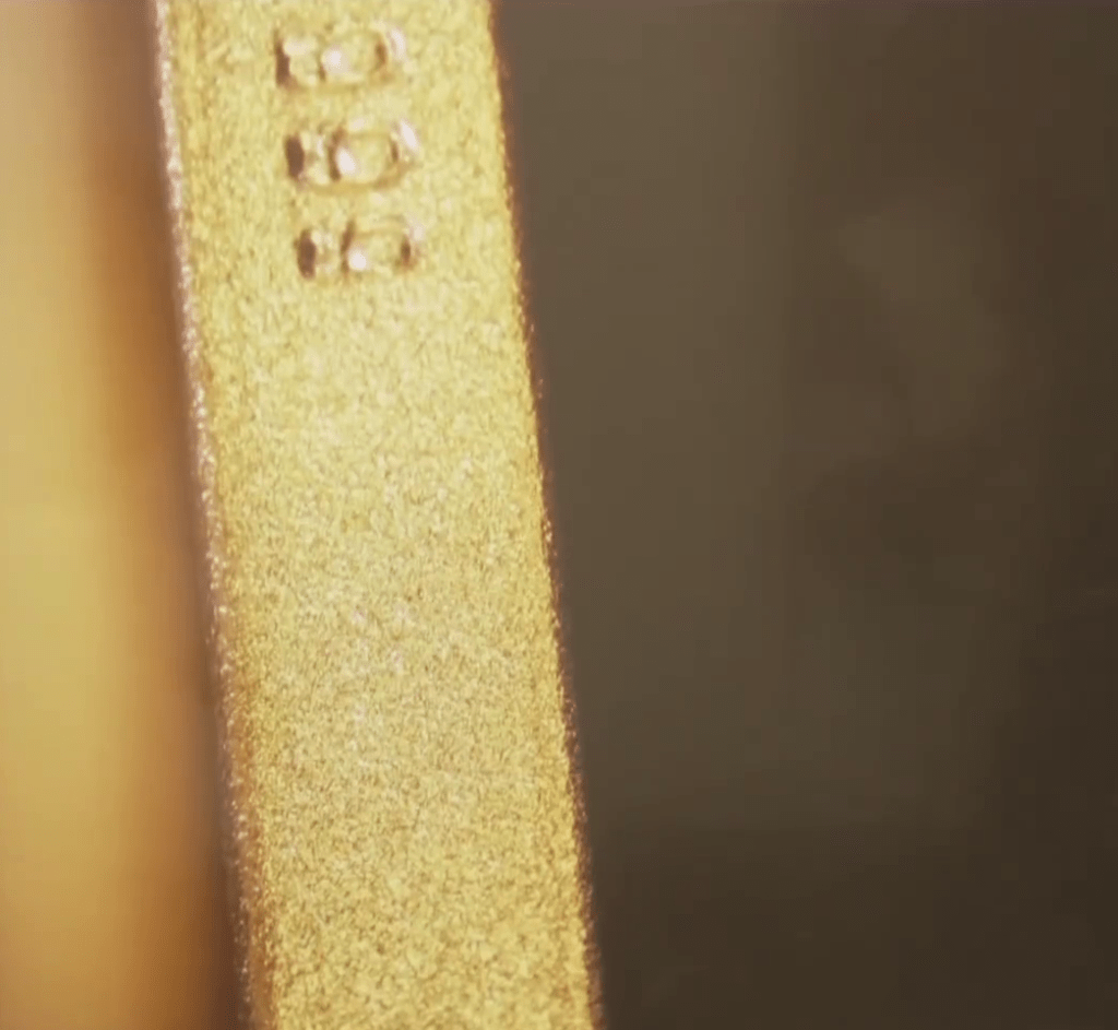 內媒披露廉價合金首飾，奸商偽造標識。 央視截圖