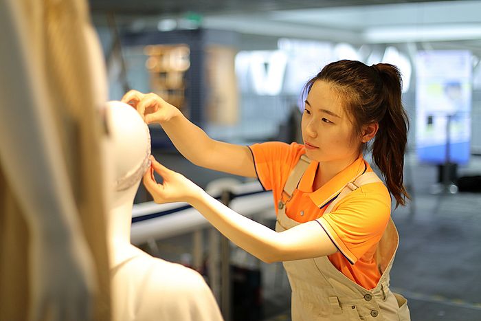 HKDI活動、展覽及表演場景設計高級文憑畢業生梁家瑜設計及製作色彩奪目的櫥窗展示商品。她希望明年能代表香港參加於上海舉辦的「世界技能大賽」。