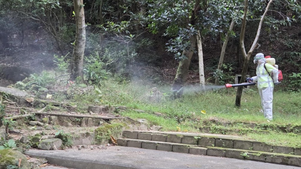 因應出現本地基孔肯雅熱個案，食環署今日（28日）繼續在鳳德邨以及附近一帶進行各項跟進工作。食環署FB