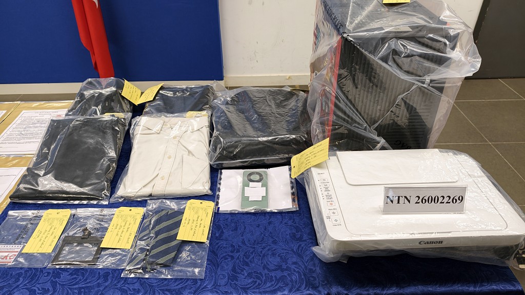 警方搜獲一批證物。黃文威攝 警方搜獲一批證物。黃文威攝