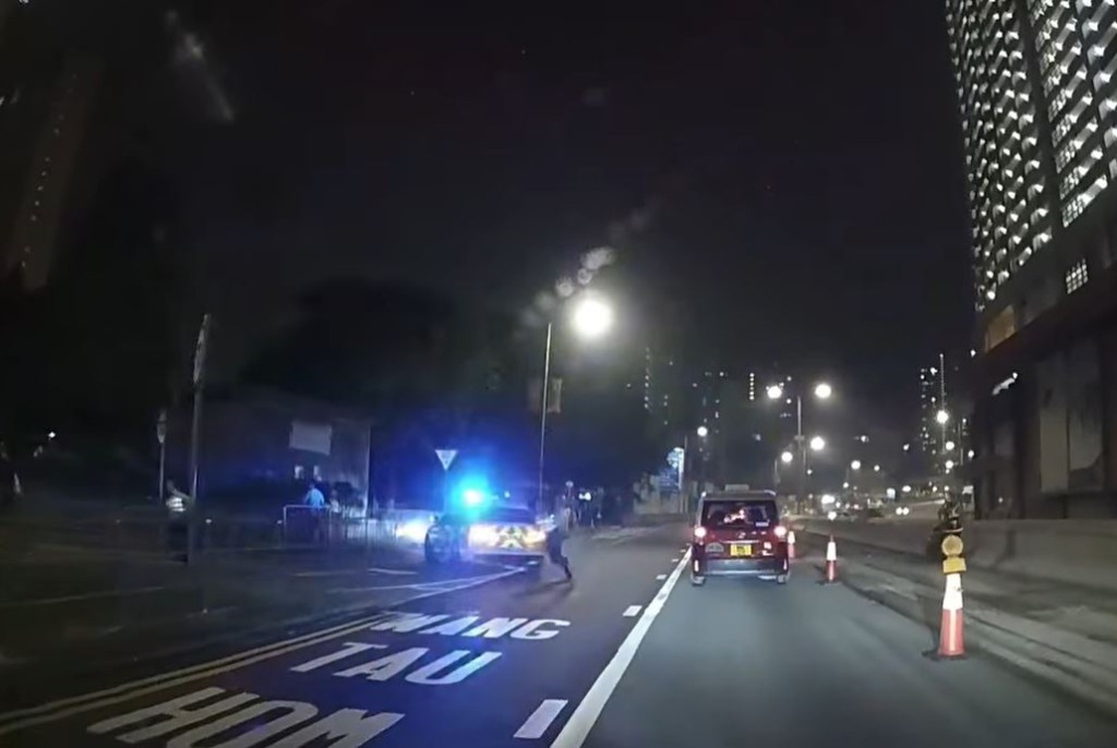 警員下車衝往寶馬。車cam L（香港群組）影片截圖