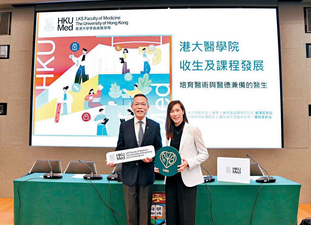 劉澤星（左）不評估今年吸納多少文憑試狀元，強調「摘優而錄」，看重學生成績與人品。旁為楊珮寧。