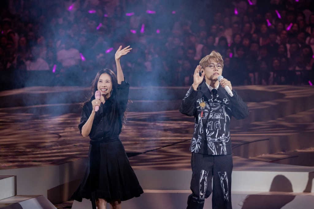 林家謙透露,童年時哥哥常於房間播放她的歌曲,甚至「半夢半醒都聽緊莫文蔚」。 林家謙透露,童年時哥哥常於房間播放她的歌曲,甚至「半夢半醒都聽緊莫文蔚」。