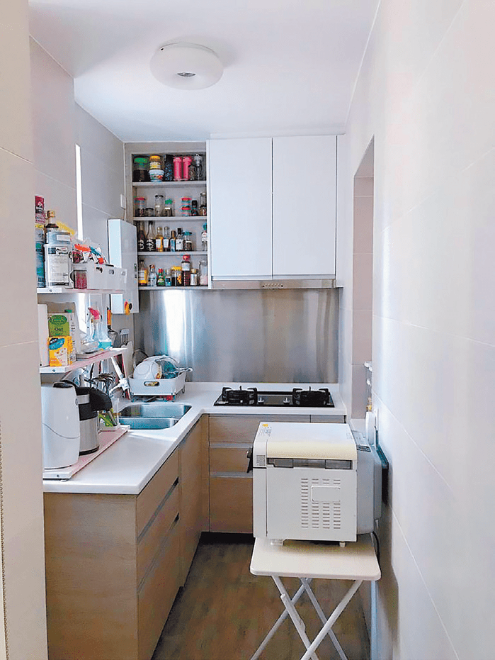 厨房采洁白色调，更显空间感。