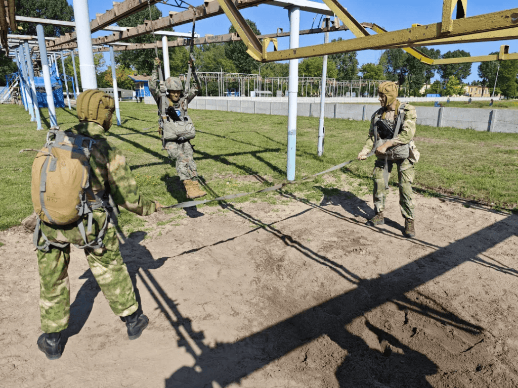 中國軍人和白俄軍人一起模似空降。