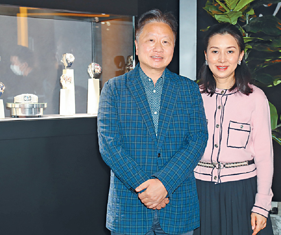 ■鄧鉅明和太太鄧宣宏雁有影皆雙。
