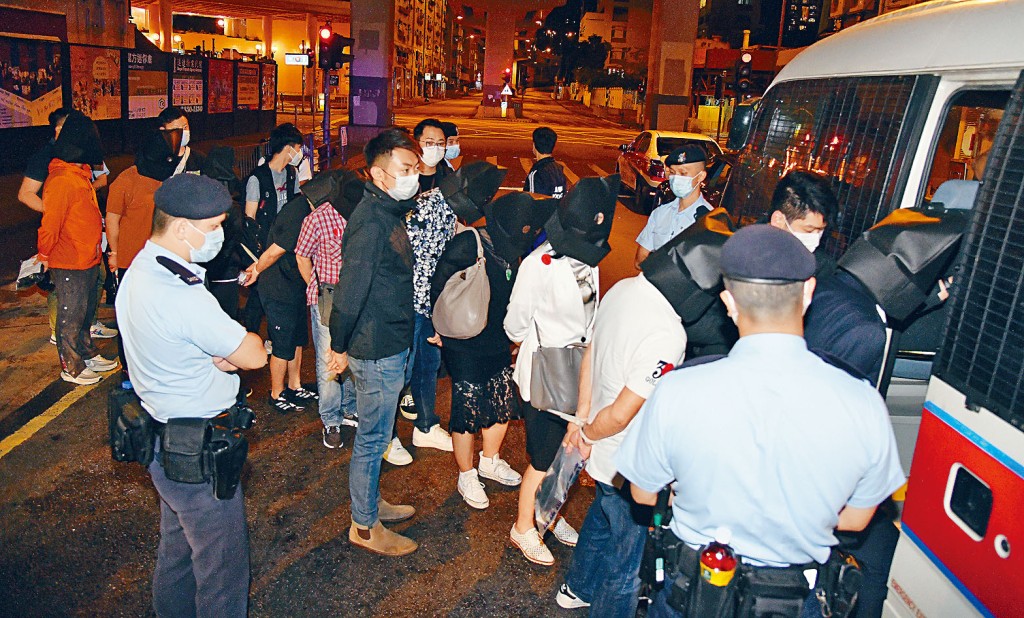 ■警方破獲無牌樓上酒吧，拘捕二十八名男女帶署調查。丁志雄攝