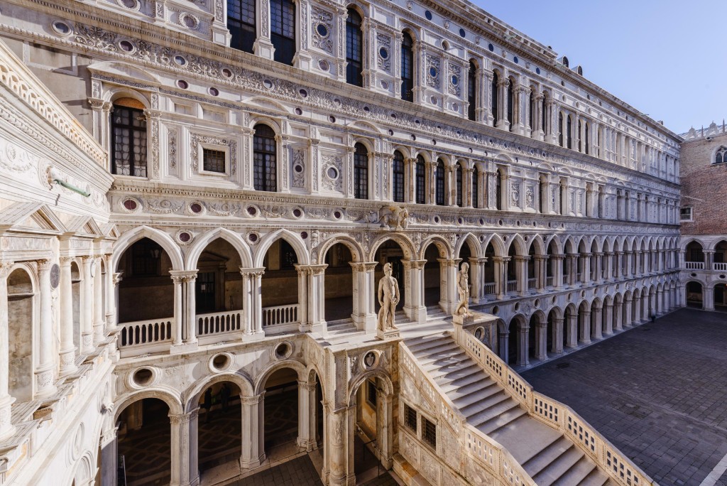 威尼斯總督府(Palazzo Ducale)及其鏤花長廊曾被英國維多利亞時代主要的藝術評論家之一約翰·羅斯堅 (John Ruskin) 稱讚為「世界的核心建築」。