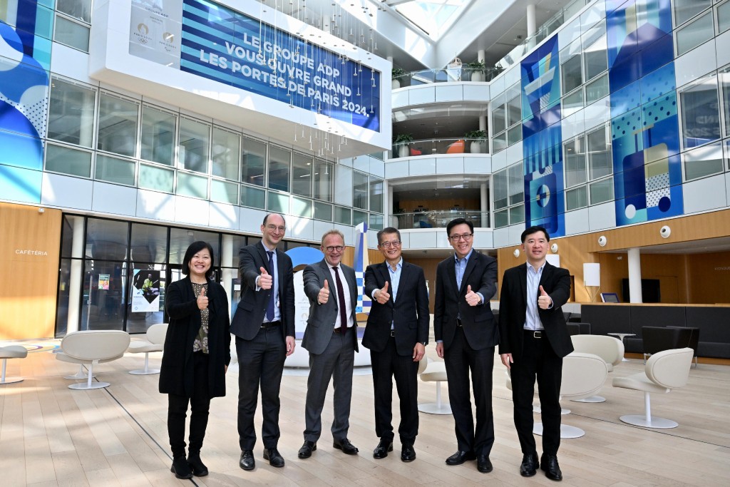 陈茂波（右三）、孙东（右二）、胡健民（右一）、香港驻欧洲联盟特派代表翁佩雯（左一）与Groupe ADP集团的高级管理层。