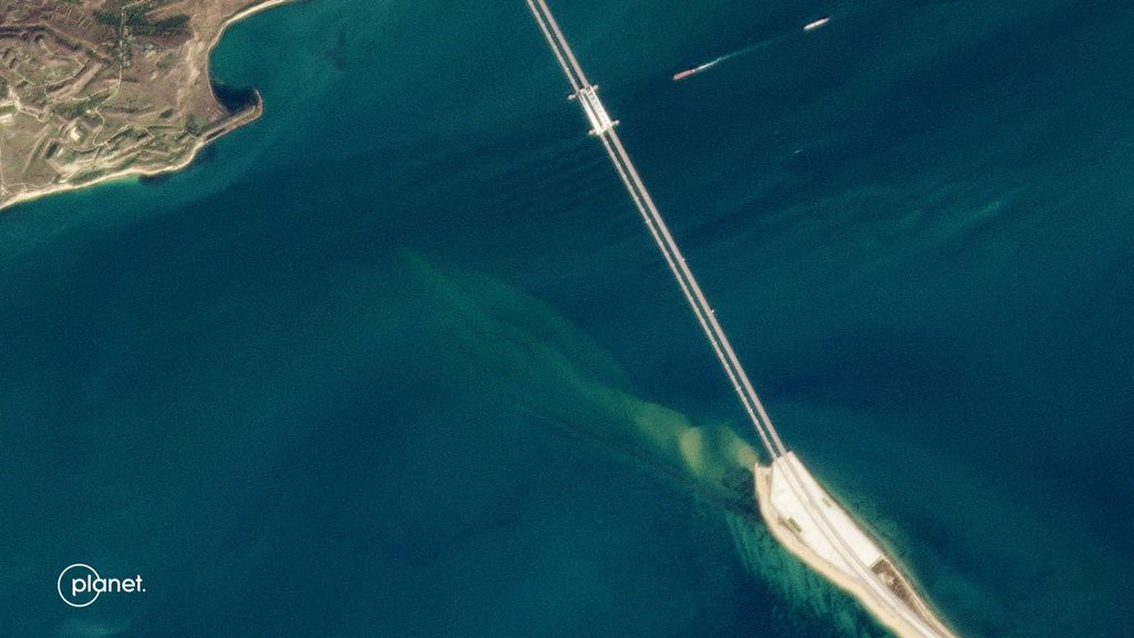 事發後，衛星圖可見克里米亞大橋橋樑斷裂，部份沉入海中。