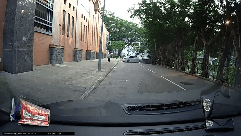 白色私家車迎頭撞向輕貨。