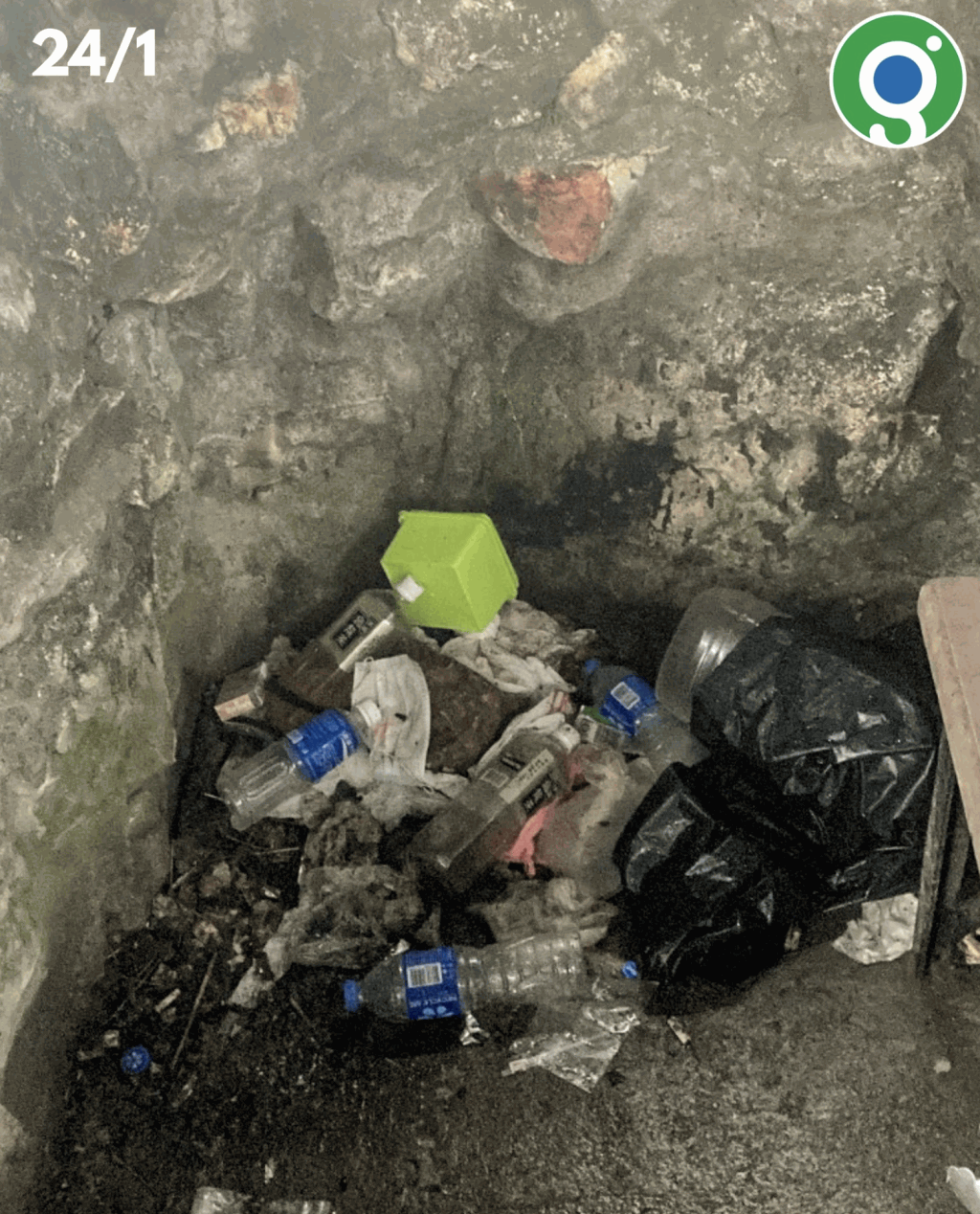 攝於1月24日，在鳳凰山頂許風處的一角堆滿垃圾，全部都是水樽、紙巾及外賣盒。「綠惜地球」fb圖片