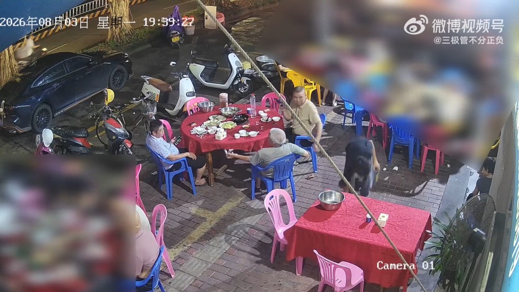 大叔结账时将钱丢到地上，后来男服务员找赎时用同一方式回敬对方。微博@三极管不分正负