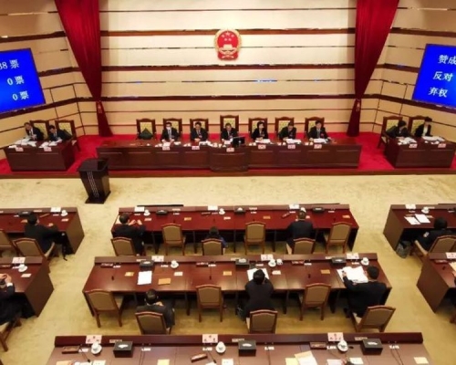 深圳市六届人大常委会第四十四次会议通过《深圳经济特区突发公共卫生事件应急条例》。 网图