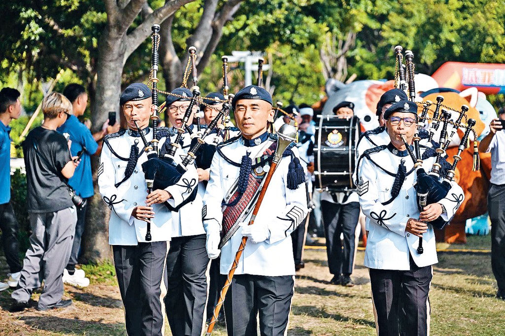 警察風笛隊進行巡遊表演。 警察風笛隊進行巡遊表演。