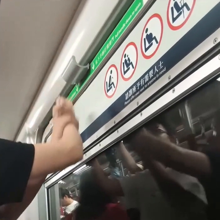 根據港鐵《日日安全搭港鐵》小冊子「列車 上緊急設施」一欄，當中提到「列車上設有 不同種類的標準緊急設備」，在「緊急通風 窗」部分列明「如有需要可開啟緊急通風窗 作通風之用 」。網上截圖