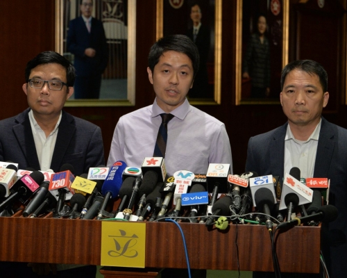 被問到是否等同「搶嘢」,許智峯多次重申未經同意,取去對方手機的行為是不當。