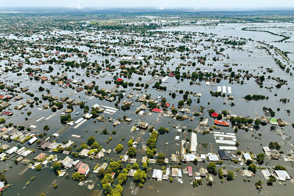烏克蘭赫爾松卡霍夫卡水壩受破壞後，洪水淹浸奧萊什基鎮。