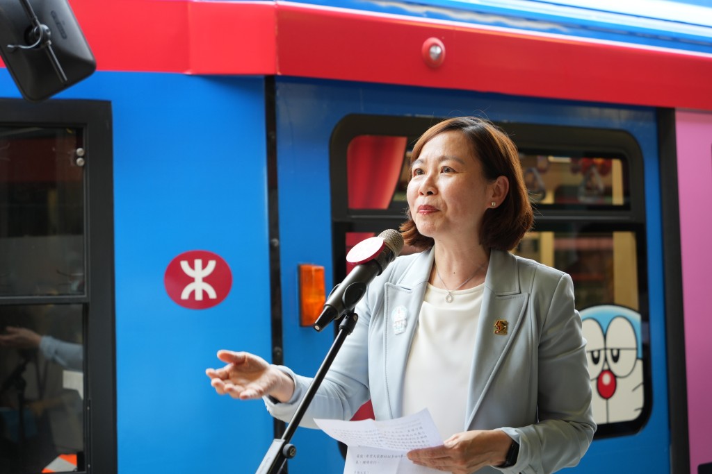 港鐵香港客運服務常務總監楊美珍指，往後多啦A夢將會以不同造型現身於多個港鐵站，以及會推出主題車票套裝。吳艷玲攝