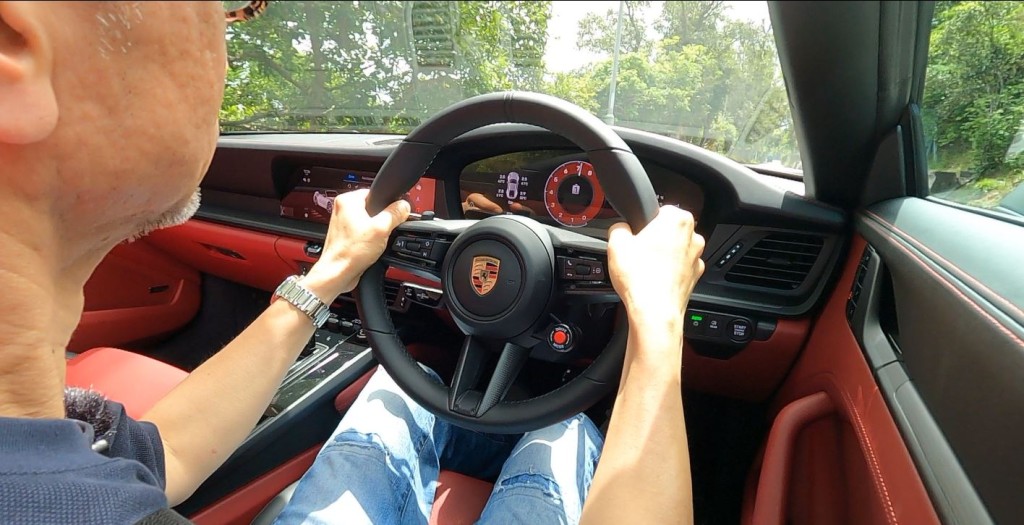 2025年版保時捷Porsche 911 Carrera Cabriolet (992.2)加速力量感明顯比舊版爽勁，轉波反應也比舊版敏捷。