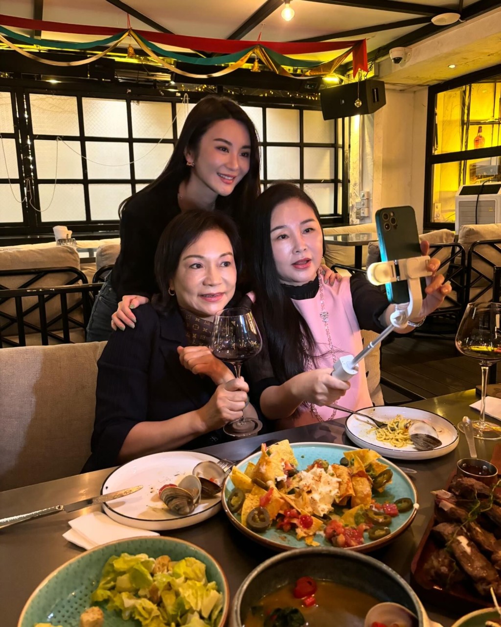 裕美與林媽媽王莉妮（左）不時相約食飯。