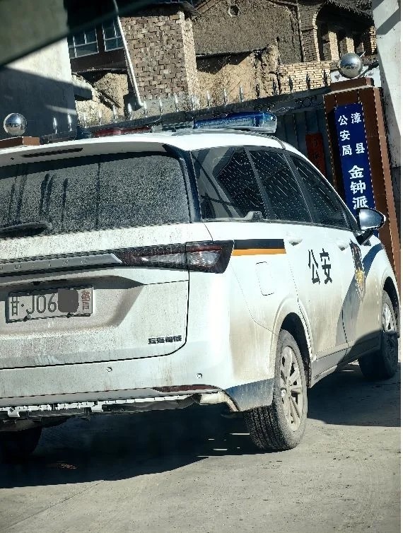 涉將三輪車逼落坑渠的警車。