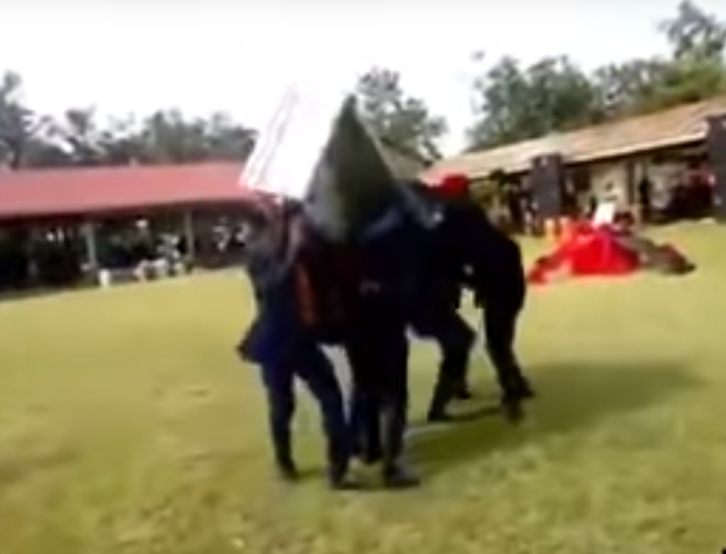 加納有葬禮遺體飛出棺材還慘被壓住。網上圖片