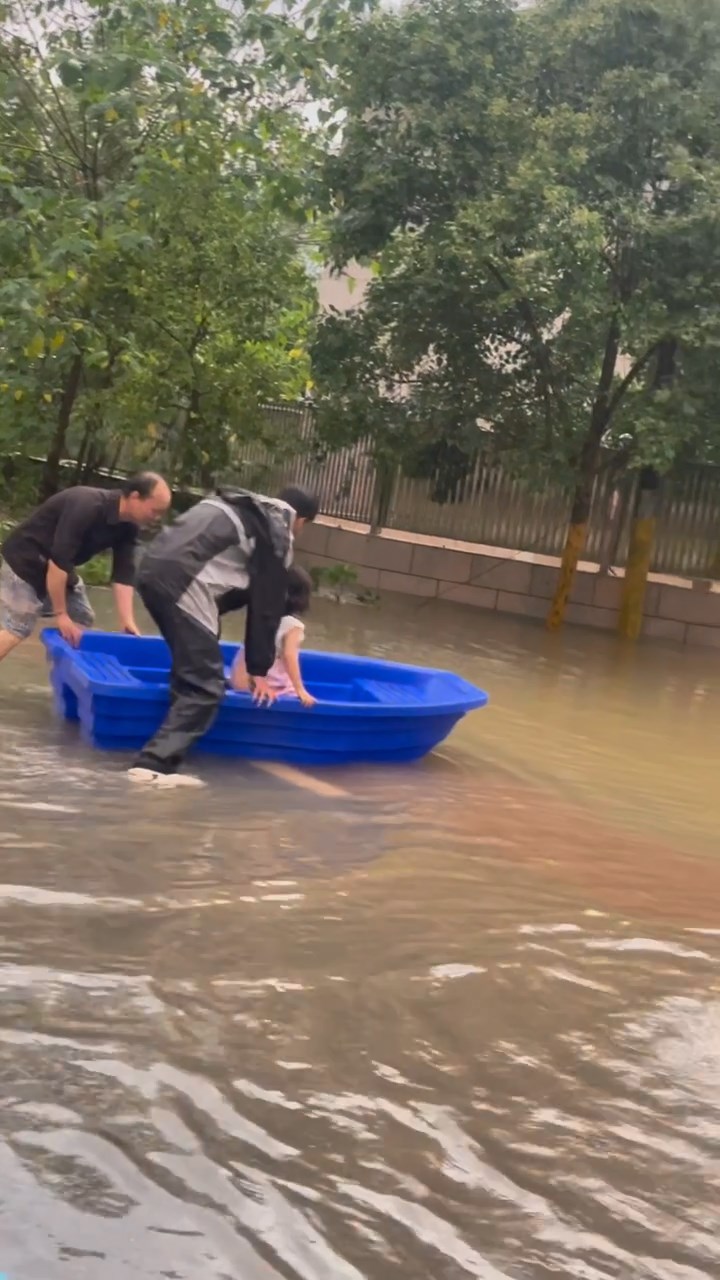 台风“白海豚”为多地带来暴雨。小红书@心中的日月
