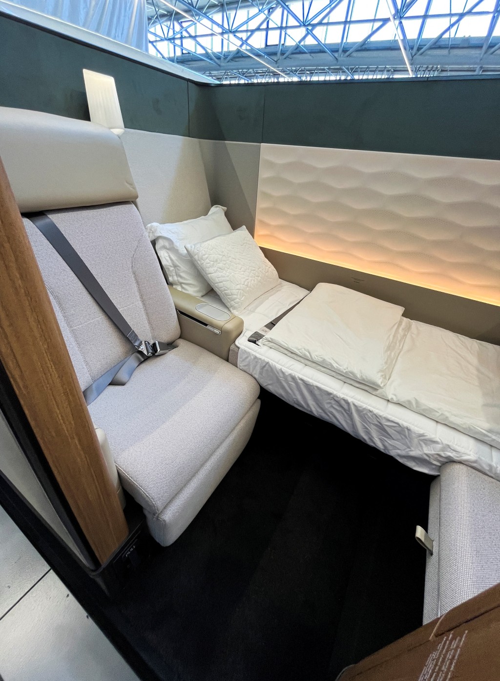 澳洲航空（Qantas）特制空中巴士A350-1000头等舱位平躺床和流化。 路透社