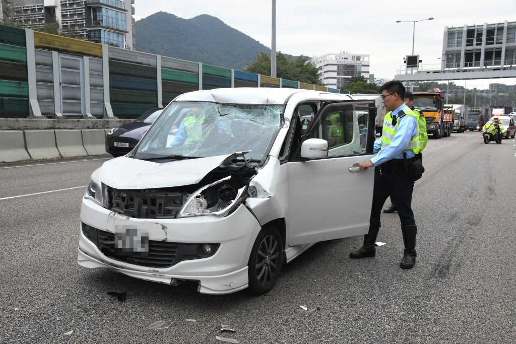 私家車車頭嚴重損毀凹陷，擋風玻璃亦告損毀。