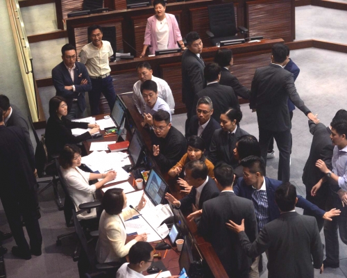 民主派議員走上前與李慧琼理論