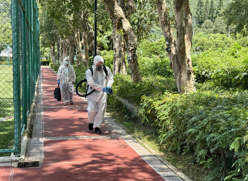 食環署人員在公園進行滅蚊工作。政府新聞處圖片 食環署人員在公園進行滅蚊工作。政府新聞處圖片
