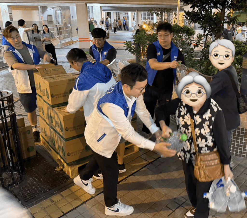 署方动员100人,亦派出「供水特攻队」联同水喉业界联合义工队继续主动为有需要的市民送上水袋及樽装水,以及于取水点为有需要市民提供适切的协助。 署方动员100人,亦派出「供水特攻队」联同水喉业界联合义工队继续主动为有需要的市民送上水袋及樽装水,以及于取水点为有需要市民提供适切的协助。
