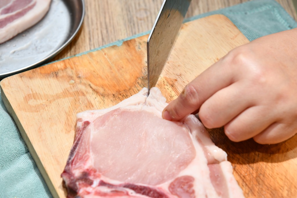 小貼士：把豬扒邊切斷，豬扒煎熟後才不會捲曲。 Cut the rind of the pork chops, so pork chops will not curl up after cooked.